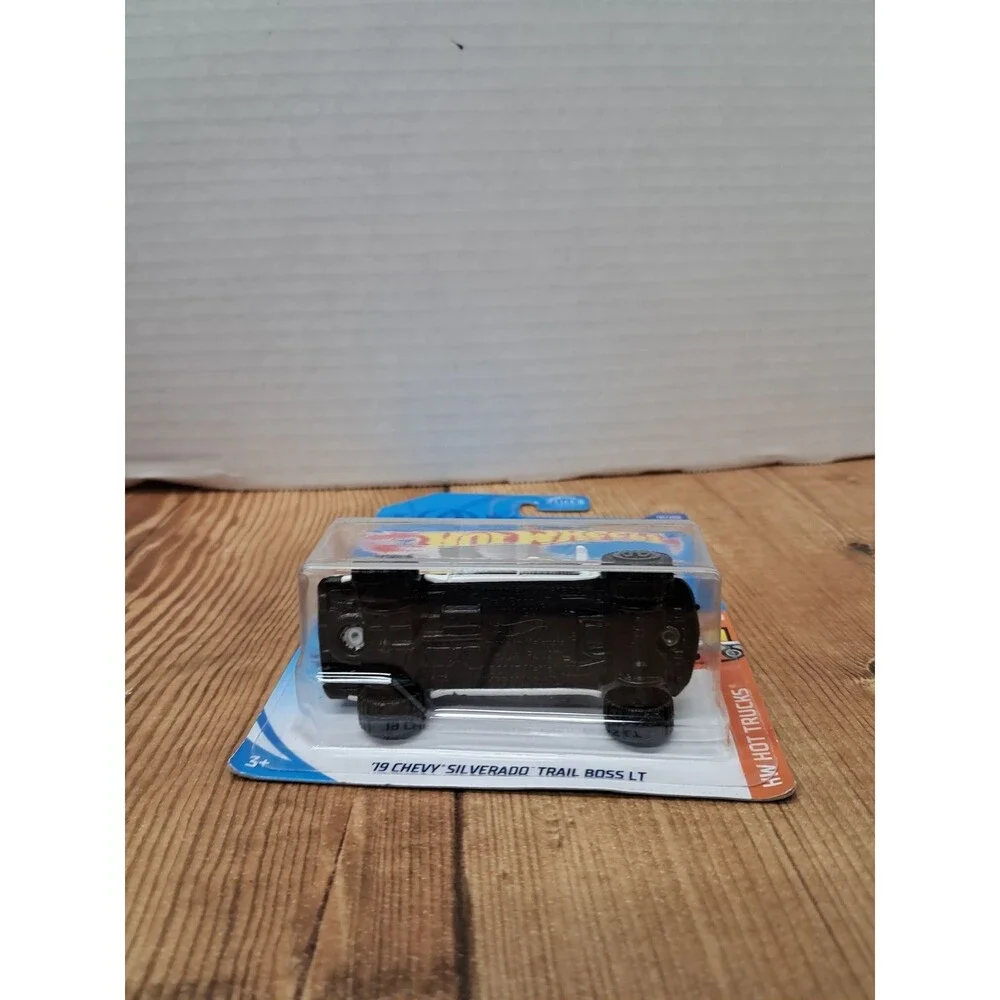 Hot Wheels Hot Trucks Series '19 Chevy Silverado Trail Boss LT 151/250 White